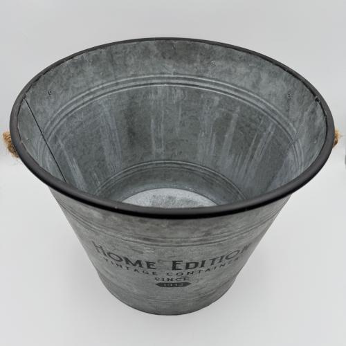 Pot en métal décoratif